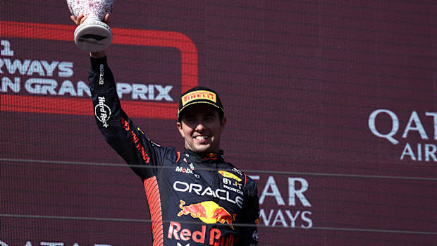 Checo Pérez levantando el tercer lugar en Hungría